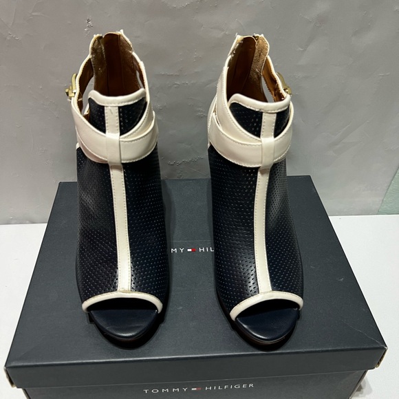 NWOT Tommy Hilfiger Platform Sandal - Picture 7 of 8